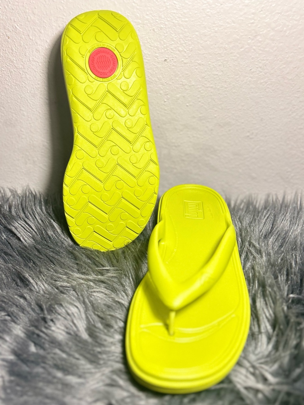 FITFLOP RELIEFF Metallic Recovery Toe-Post lemongrass Sandals Size 8 - Picture 10 of 11